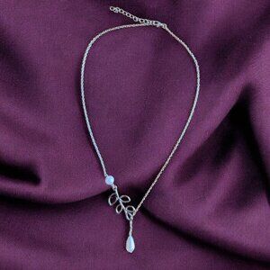 Elegant Silver-Tone Necklace with Pearls and Leaf Design